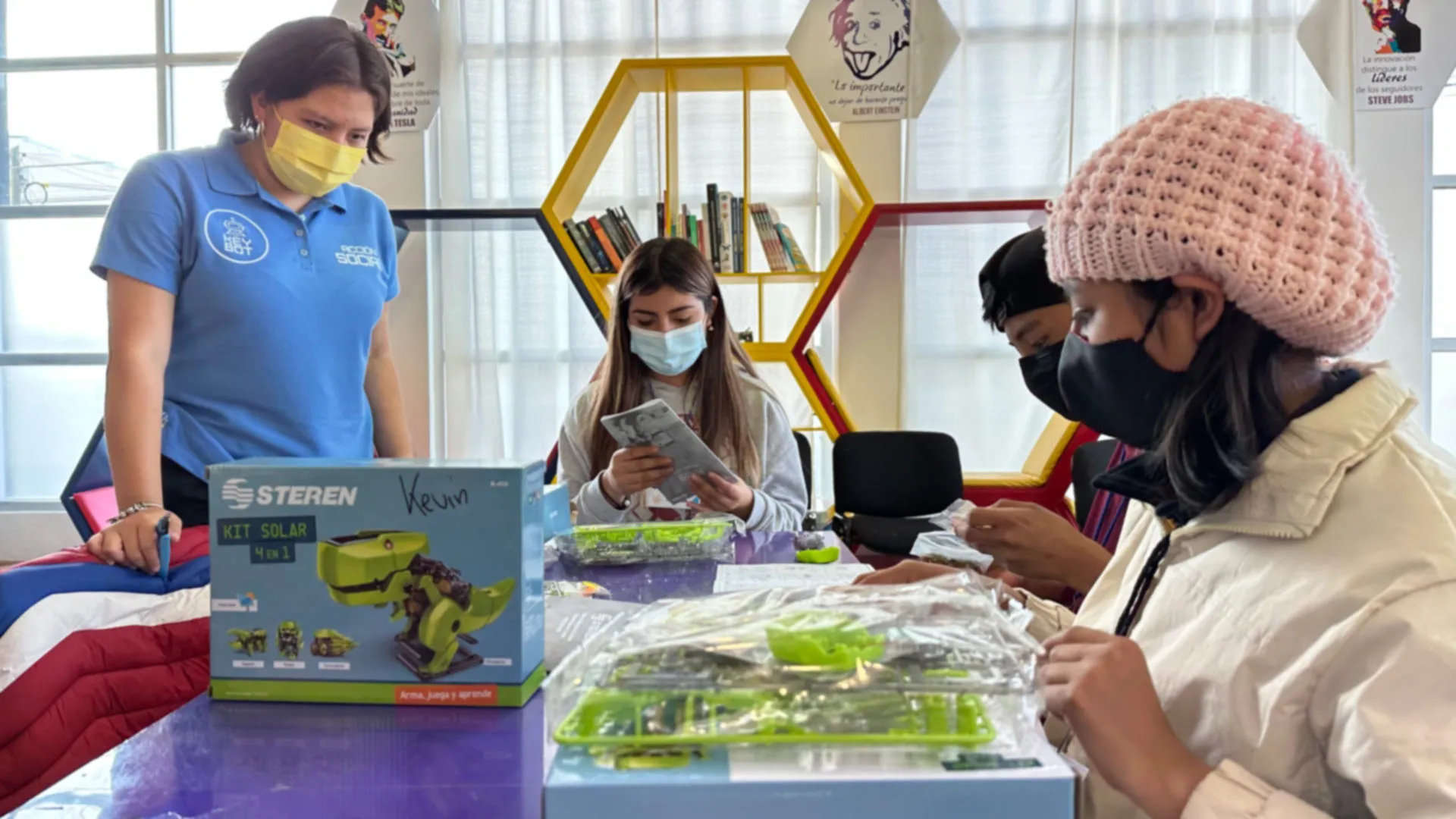 Niñas construyendo robót guiadas por presidenta del grupo estudiantil