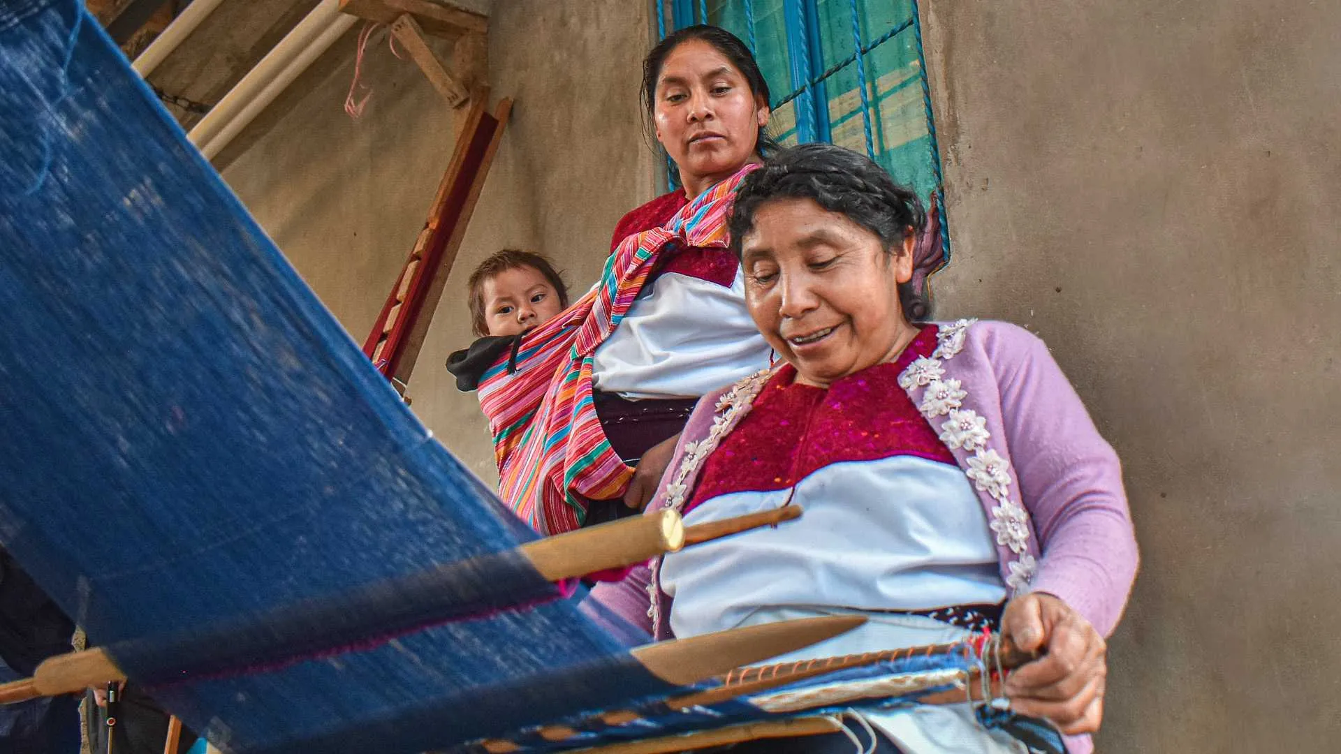 Familia de tejedoras de Chiapas en el proceso de telar de cintura maya