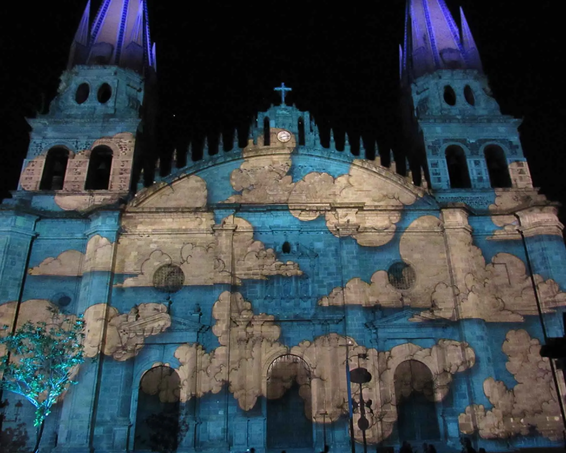 Alumnos de Tec Guadalajara realizaron video mapping para catedral.