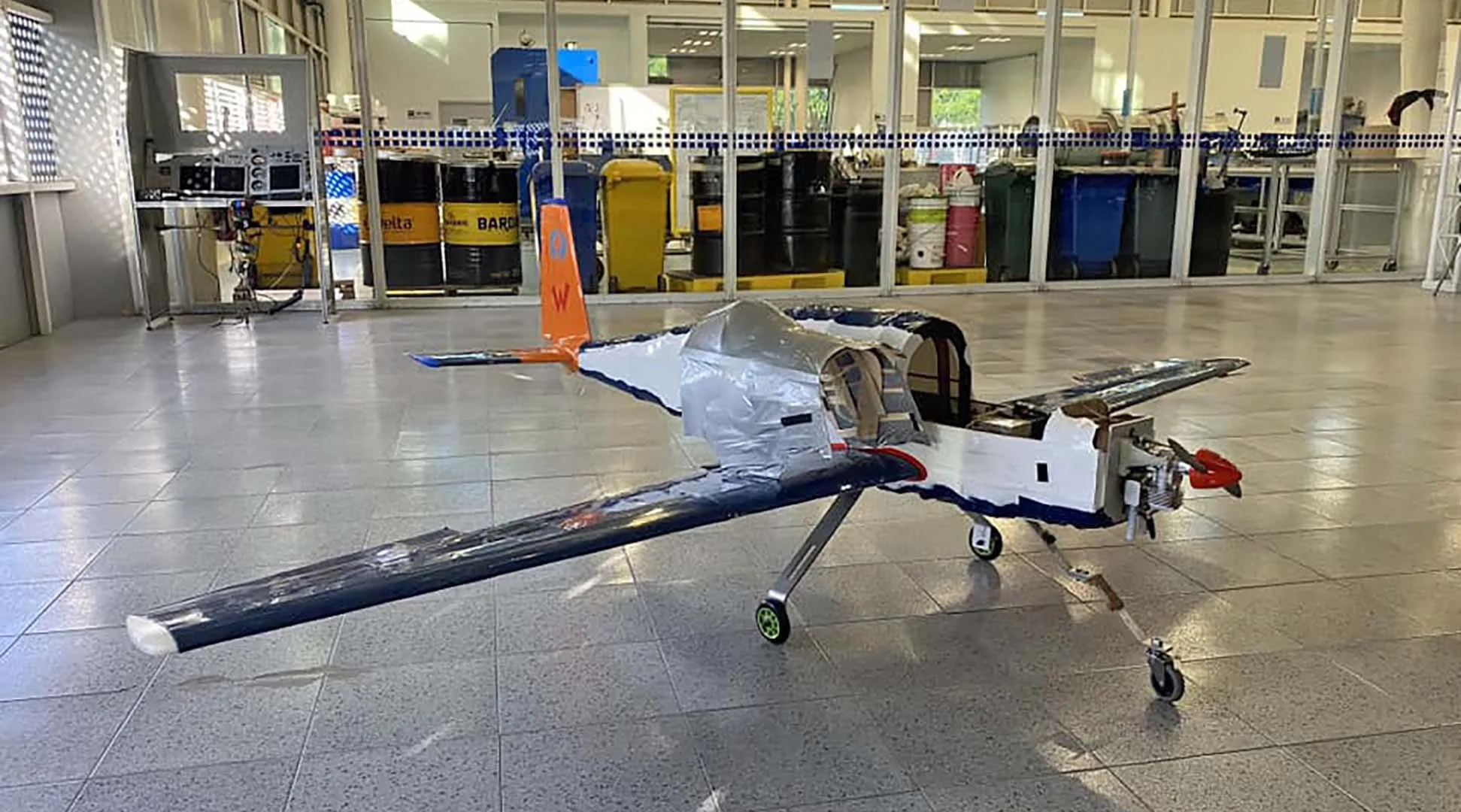 Jóvenes ingenieros del Tec Querétaro construyen avión a escala