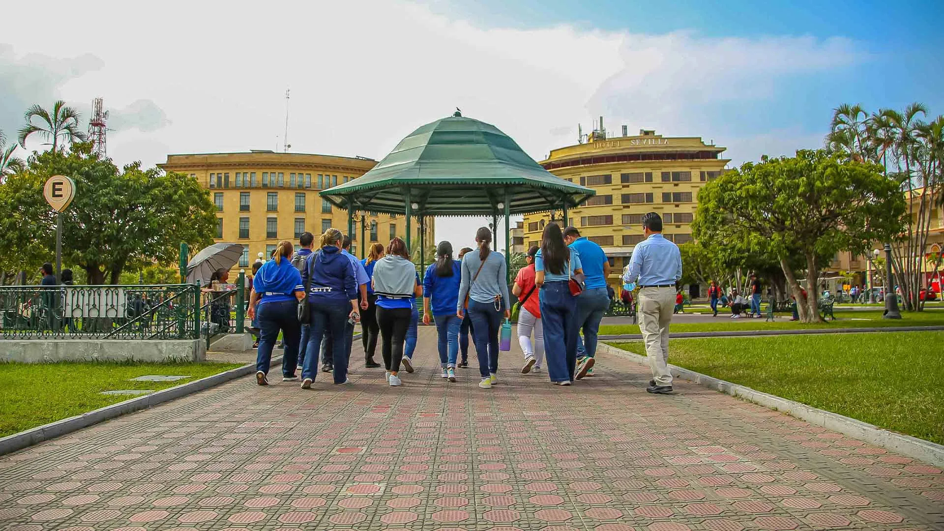 Profesores tec dando recorrido por la plaza de la libertad