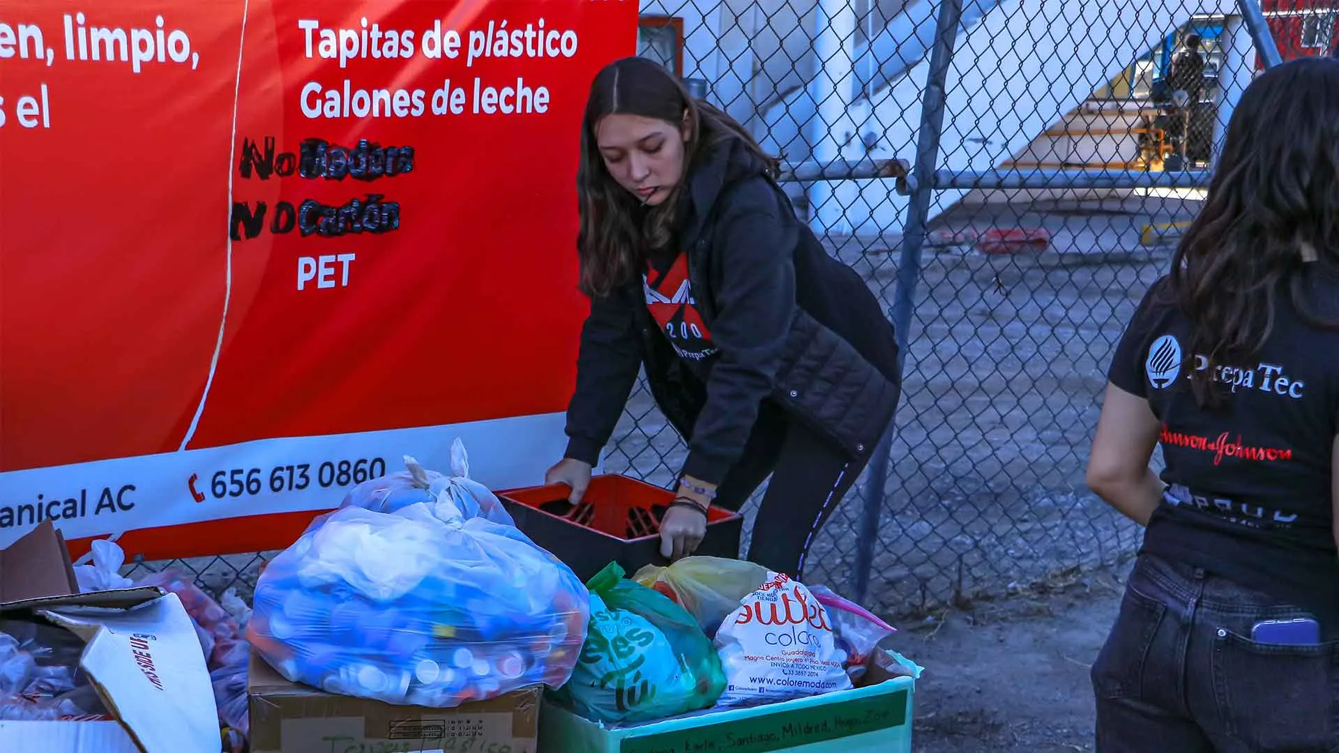 donaciones de tapas y botellas de plástico