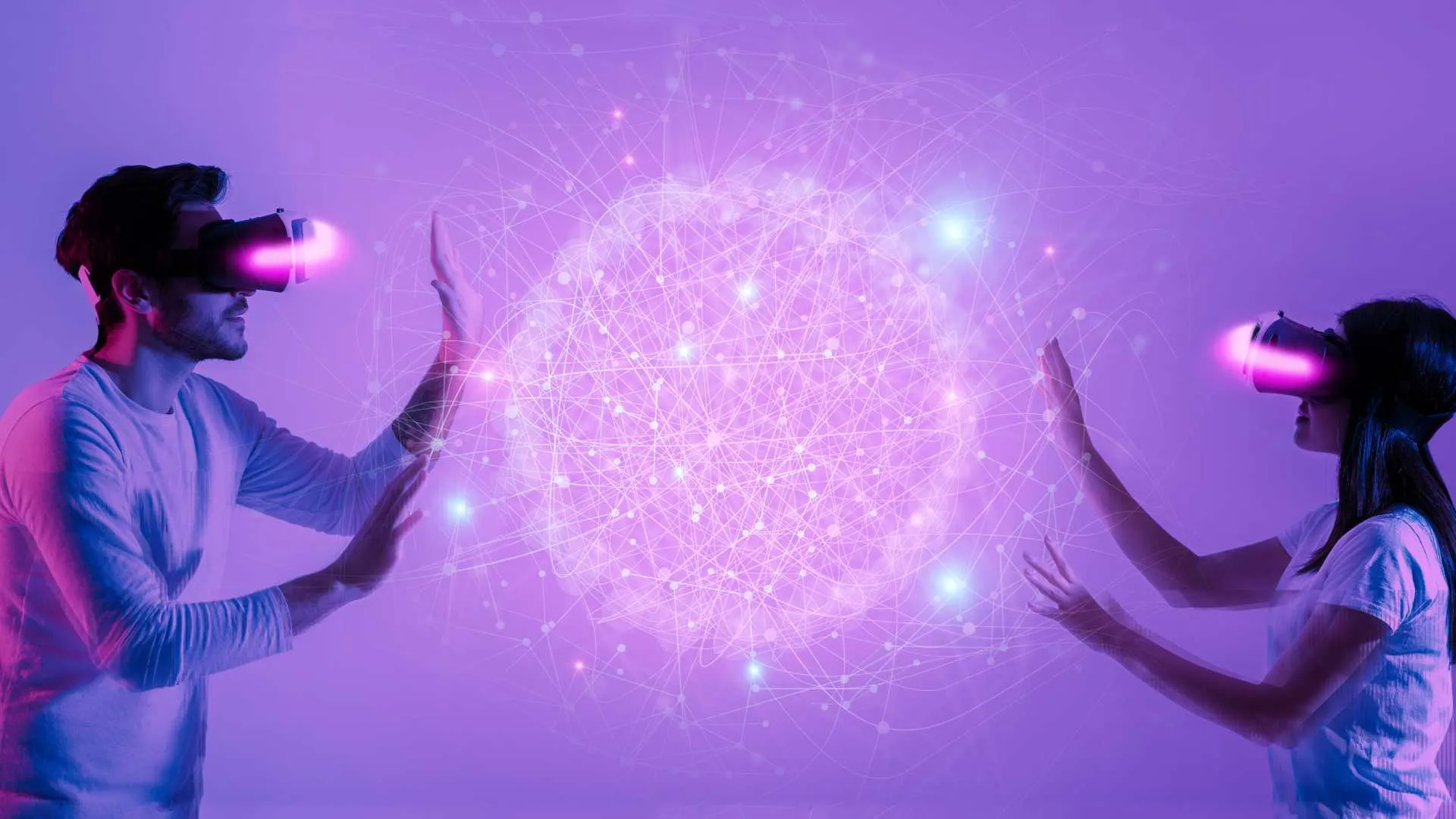 Jóvenes con visores de realidad virtual, un de las herramientas claves de tecnología para la educación del futuro