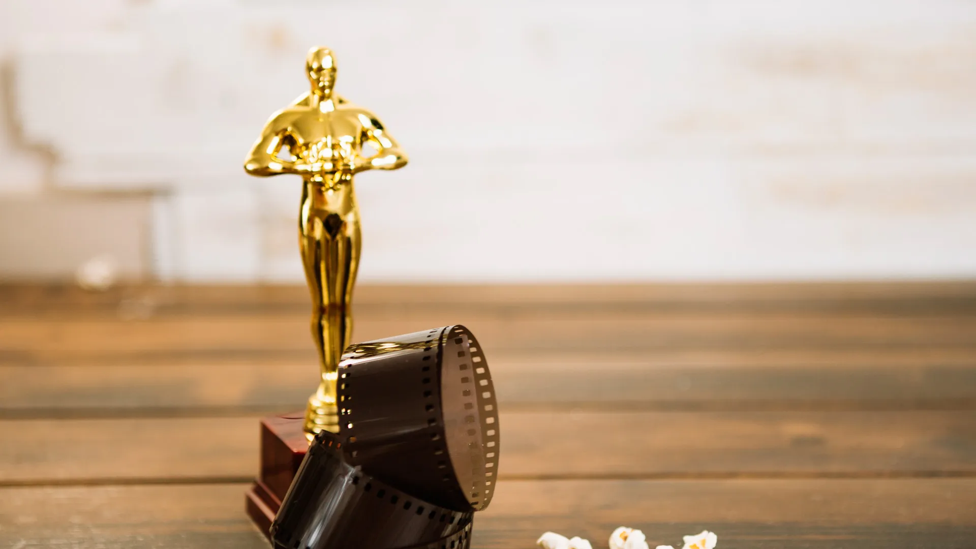 Estatuilla de los premios Óscar 2023 sobre una mesa