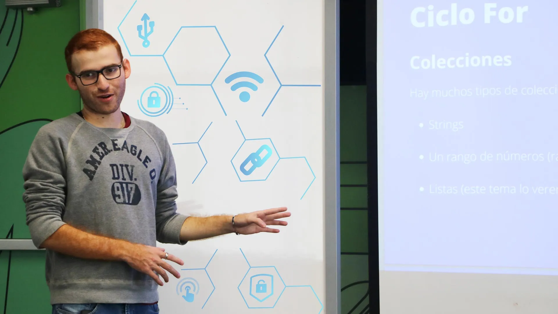 EXATEC brindando un curso sobre programación a una estudiante del campus Monterrey.