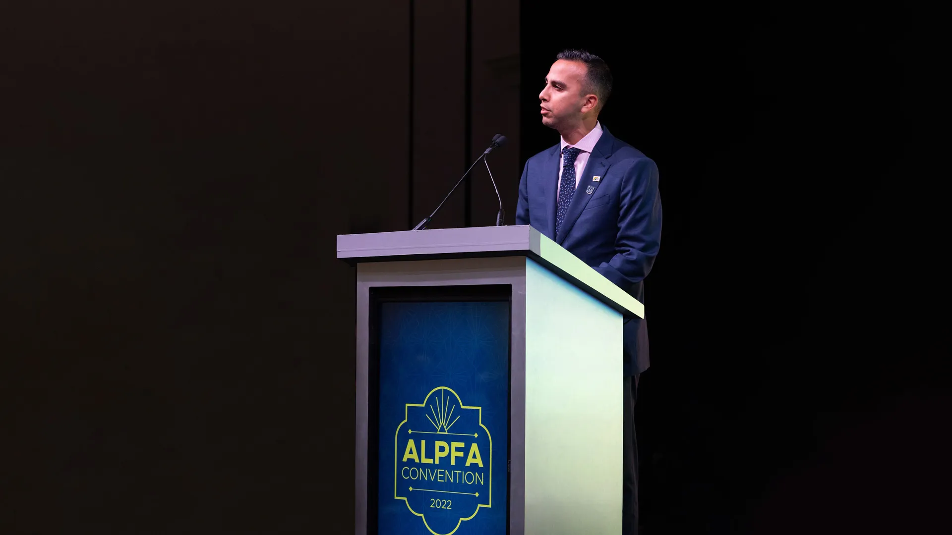 Eduardo Medina brindando una charla durante una convención de la organización ALPFA .