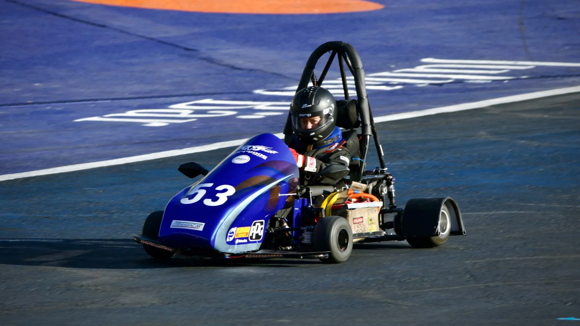 Alumna Tec participa como piloto en la competencia Fórmula E