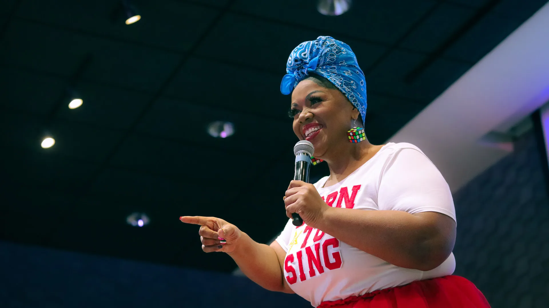 Cheryl Porter señalando al público