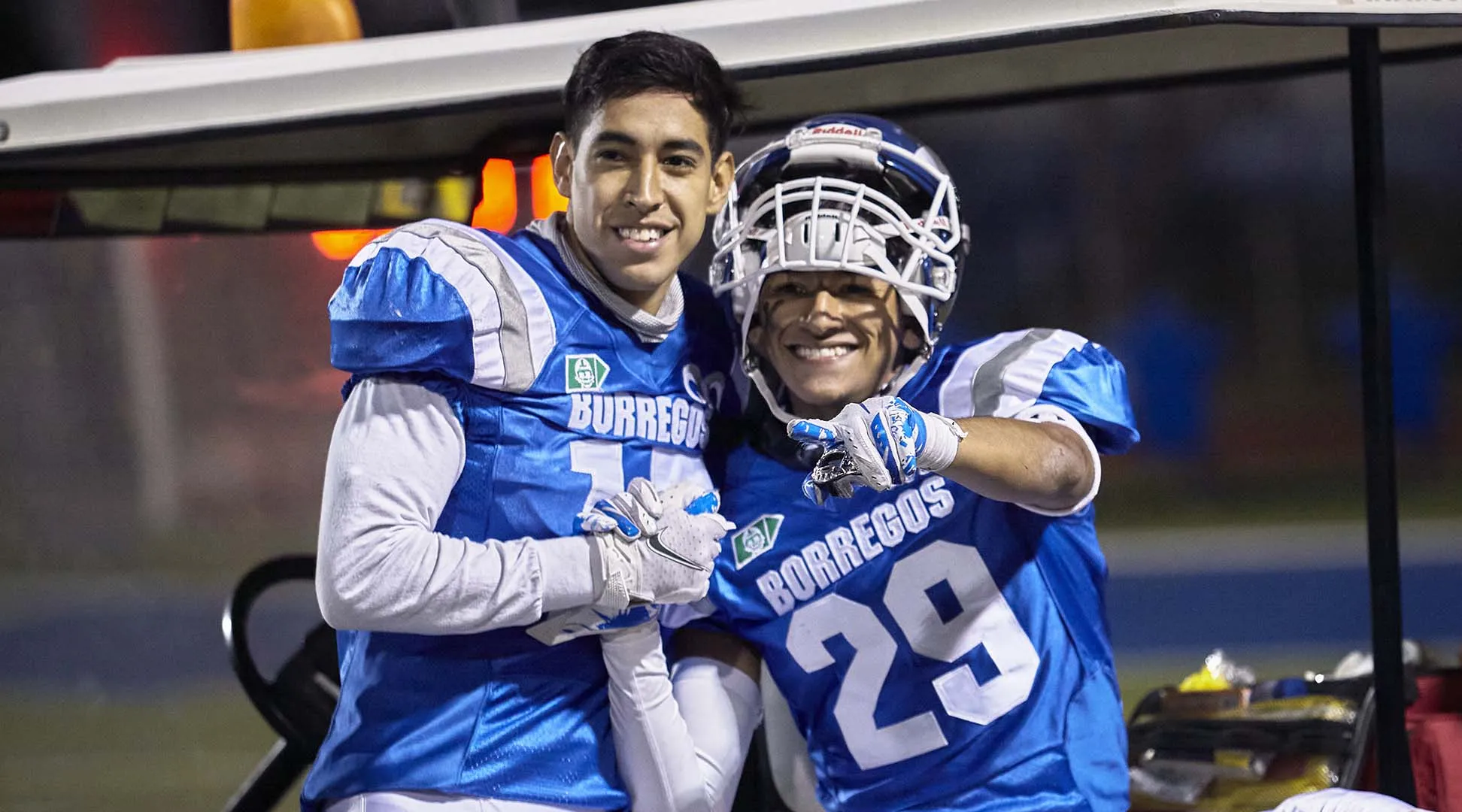 Alonso Hernandes junto con un compañero de equipo tras un partido de Borregos Querétaro