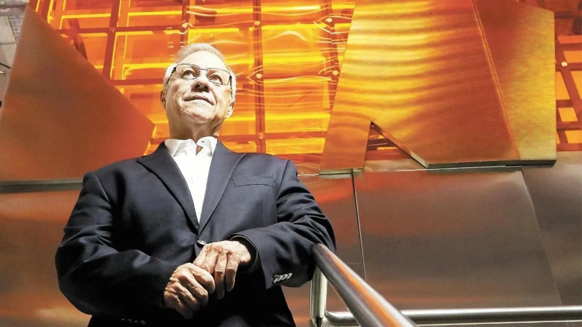 Alfonso Reina sobre un fondo naranja