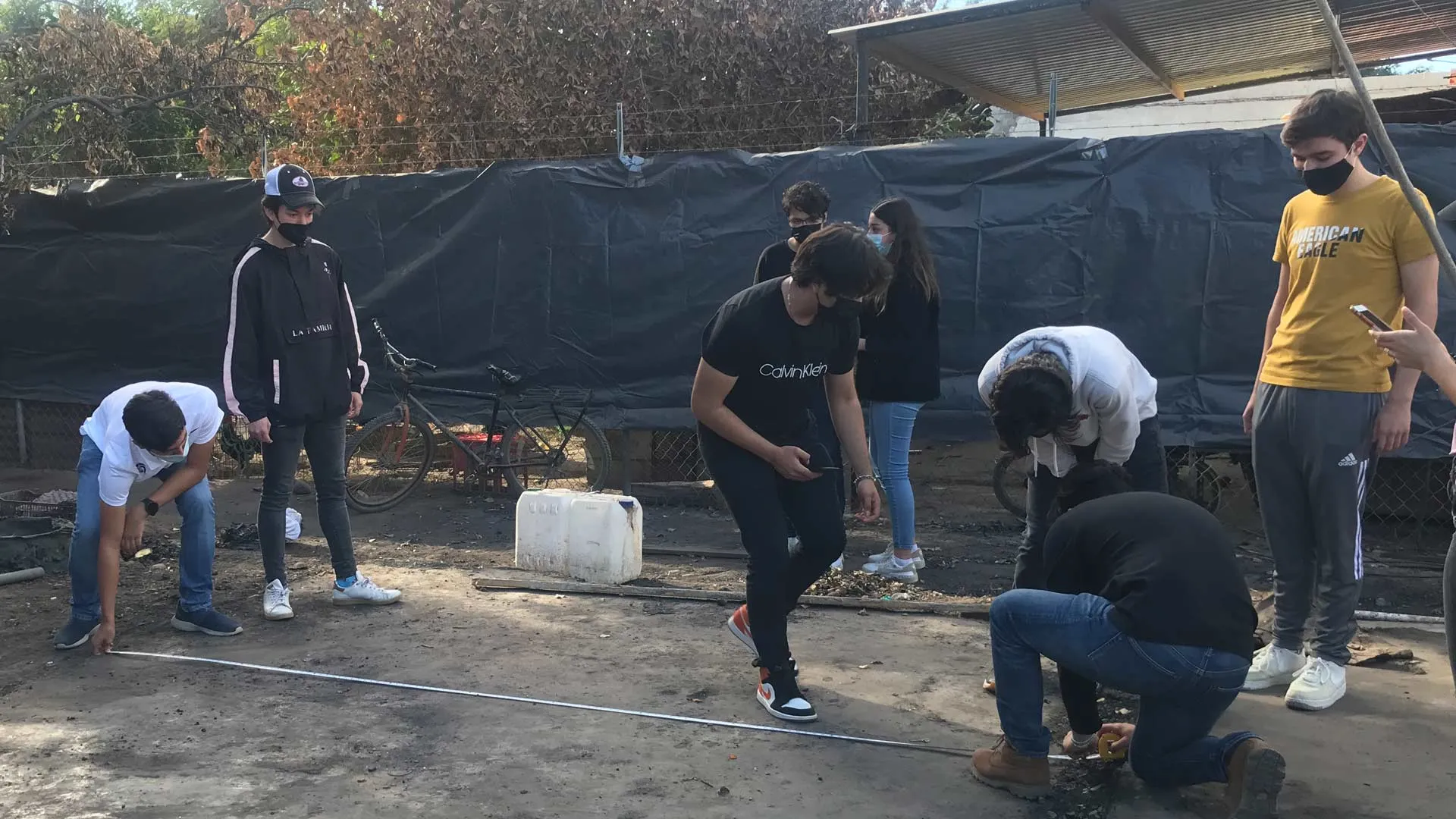 Preparación del terreno donde se edificará la casa del proyecto TECHO, por parte de alumnos