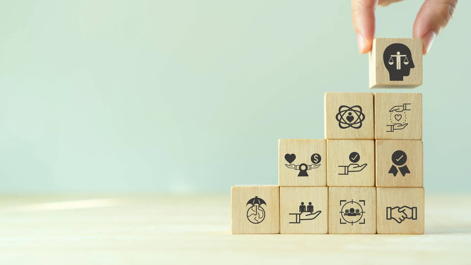 Ilustración conceptual de cubos con iconos que se relacionan al capitalismo consciente: