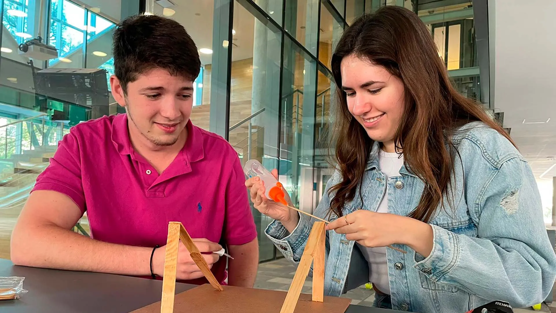 Estudiantes crean cúpulas con fórmulas matemáticas