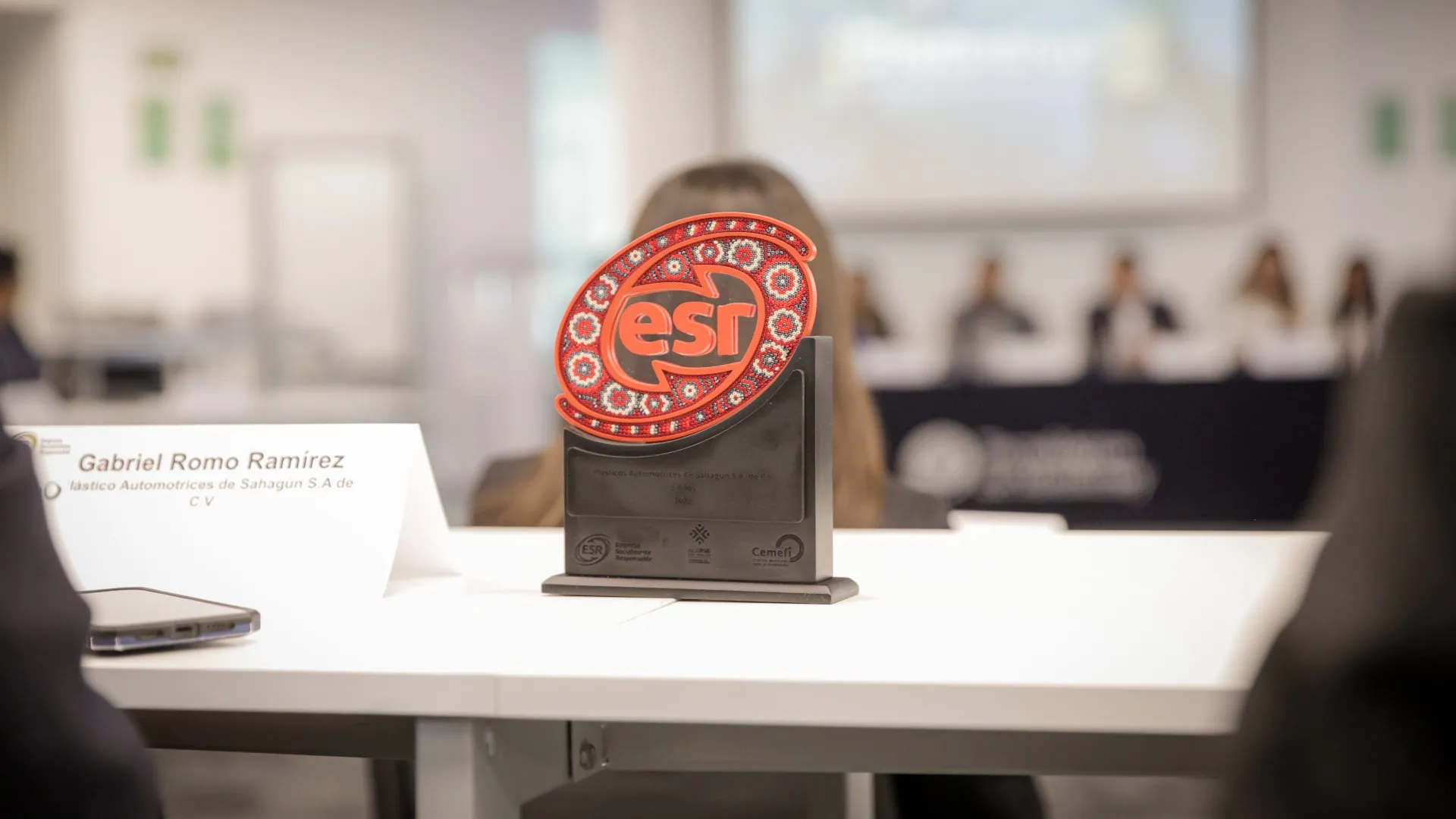 Hacer negocios de manera consciente, responsable y socialmente inclusiva para generar un valor compartido.