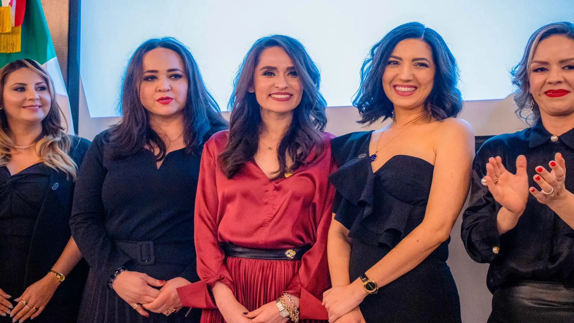Dorina junto a grupo de mujeres durante toma de protesta como presidenta 
