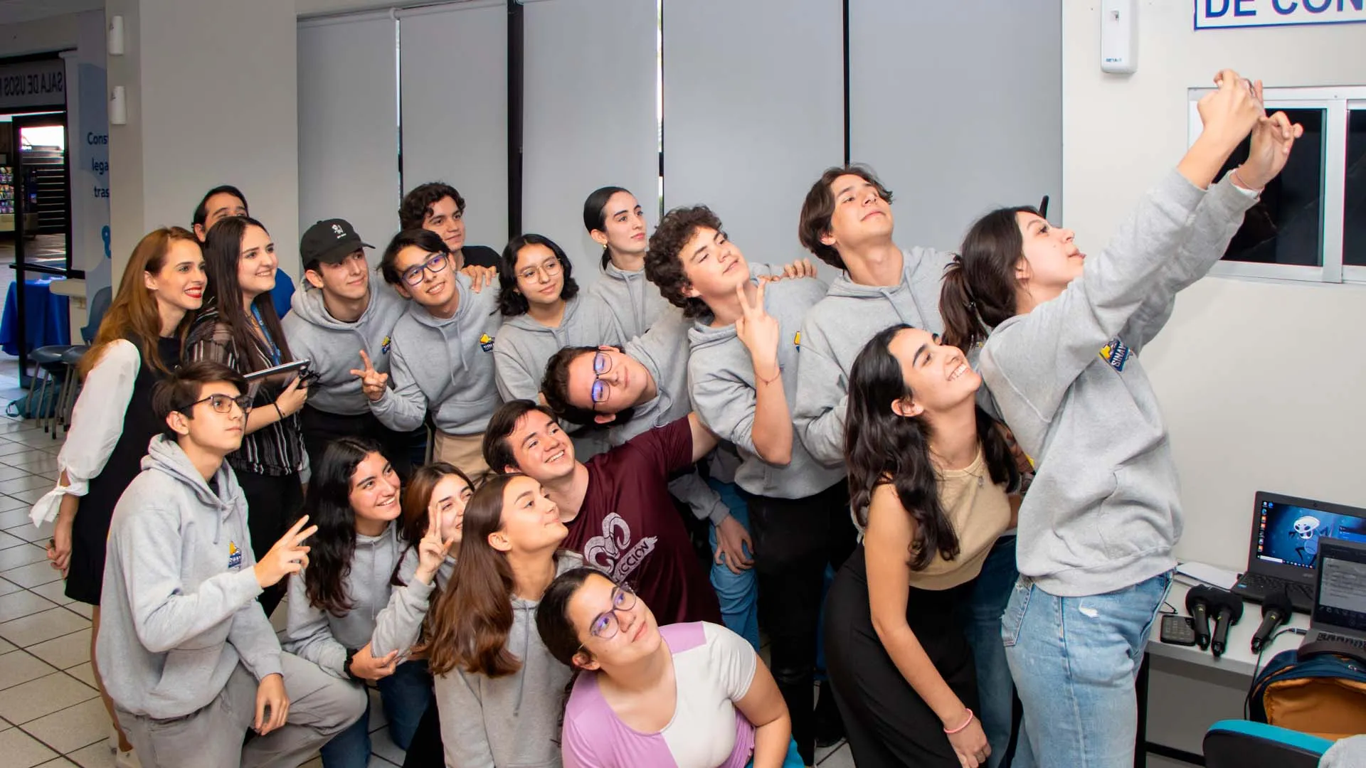 equipo sinavolt posando previo a concurso regional de robótica