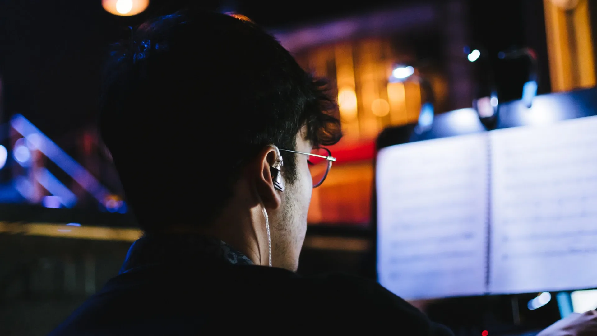 Juan Pablo frente las partituras utilizadas en el musical de RENT