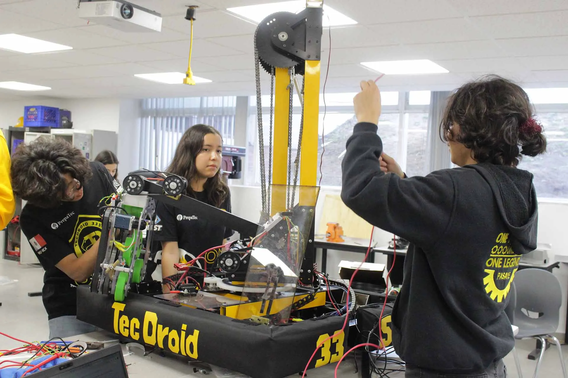 Estudiantes de Preparatoria del Tec de Monterrey campus Querétaro trabajando en su robot TecDroid