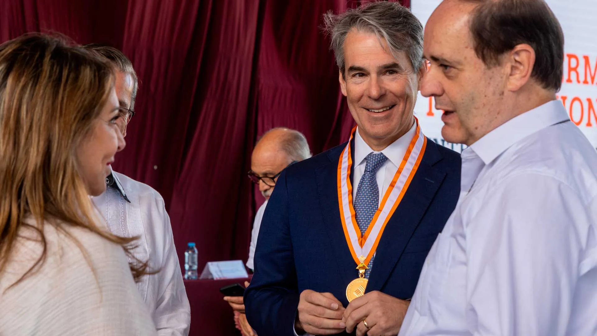 Guillermo Torre, rector de TecSalud, recibió la medalla Anáhuac en Medicina 2022.