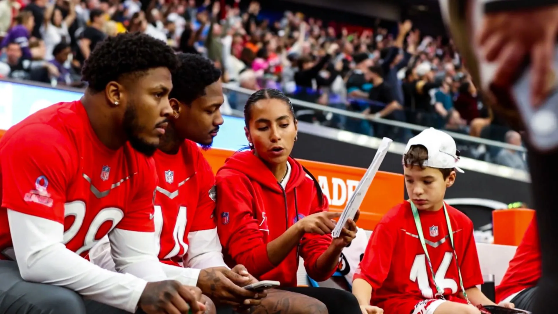 Diana Flores dando indicaciones a los jugadores de la Conferencia Nacional
