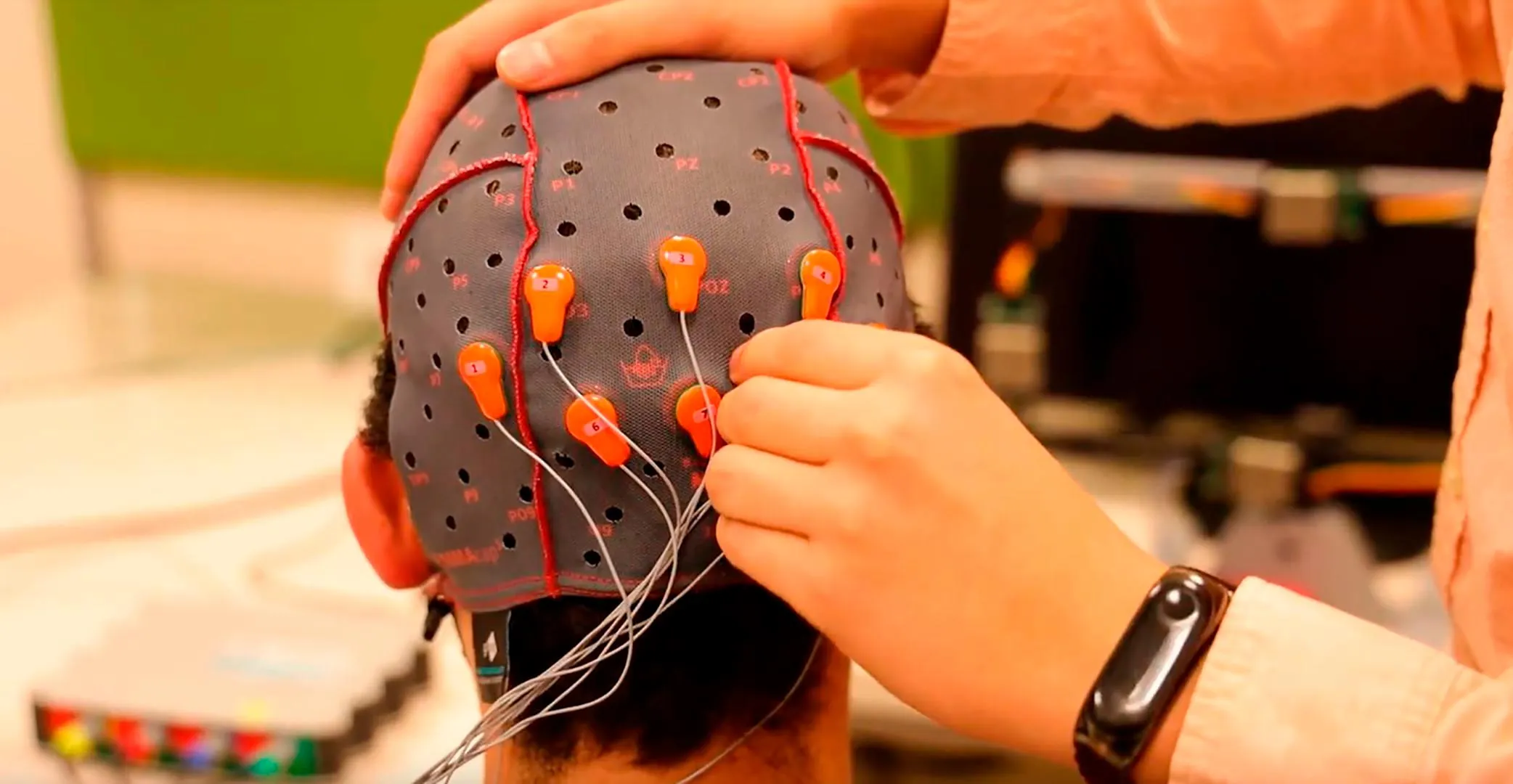 Mueven robot con señales cerebrales como parte de investigación que explora la interfase cerebro computadora een el tec guadalajara.