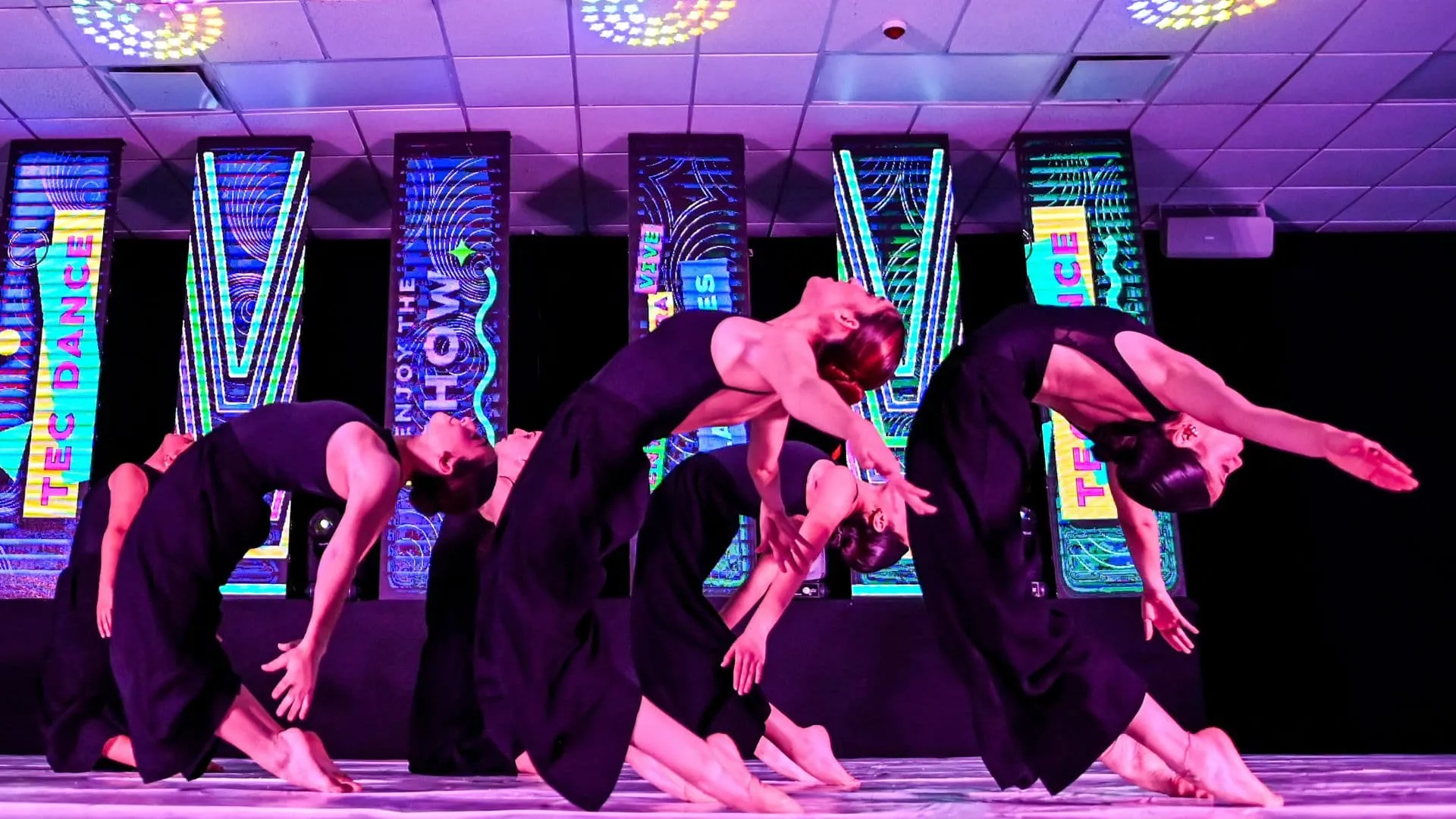 Alumnas de baile del Tec campus Sonora Norte en el escenario