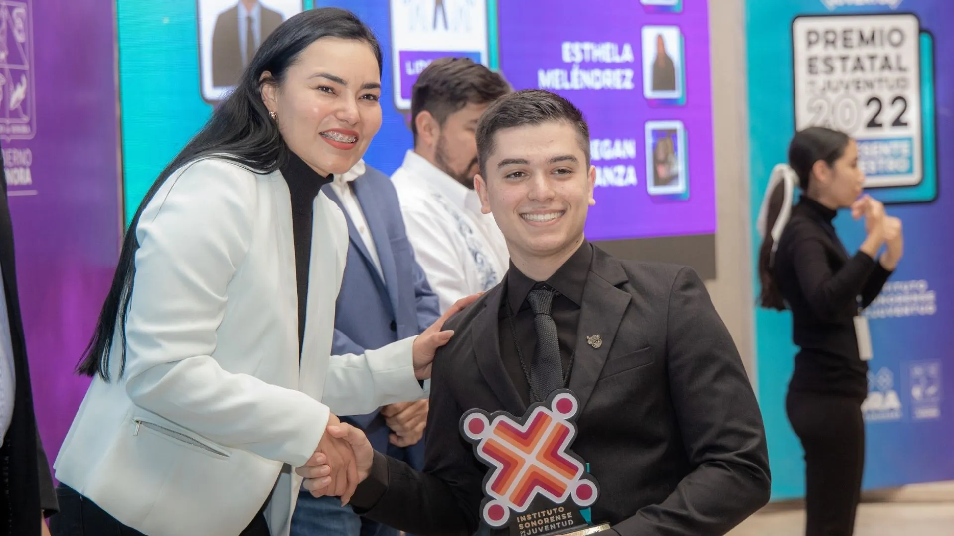 Abraham Jacobo recibiendo reconocimiento por Liderazgo Juvenil en Premio Estatal de la Juventud