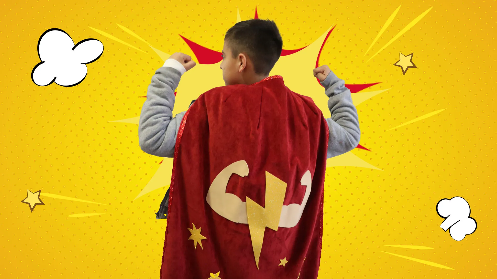 El niño Jordan posó con su capa puesta.