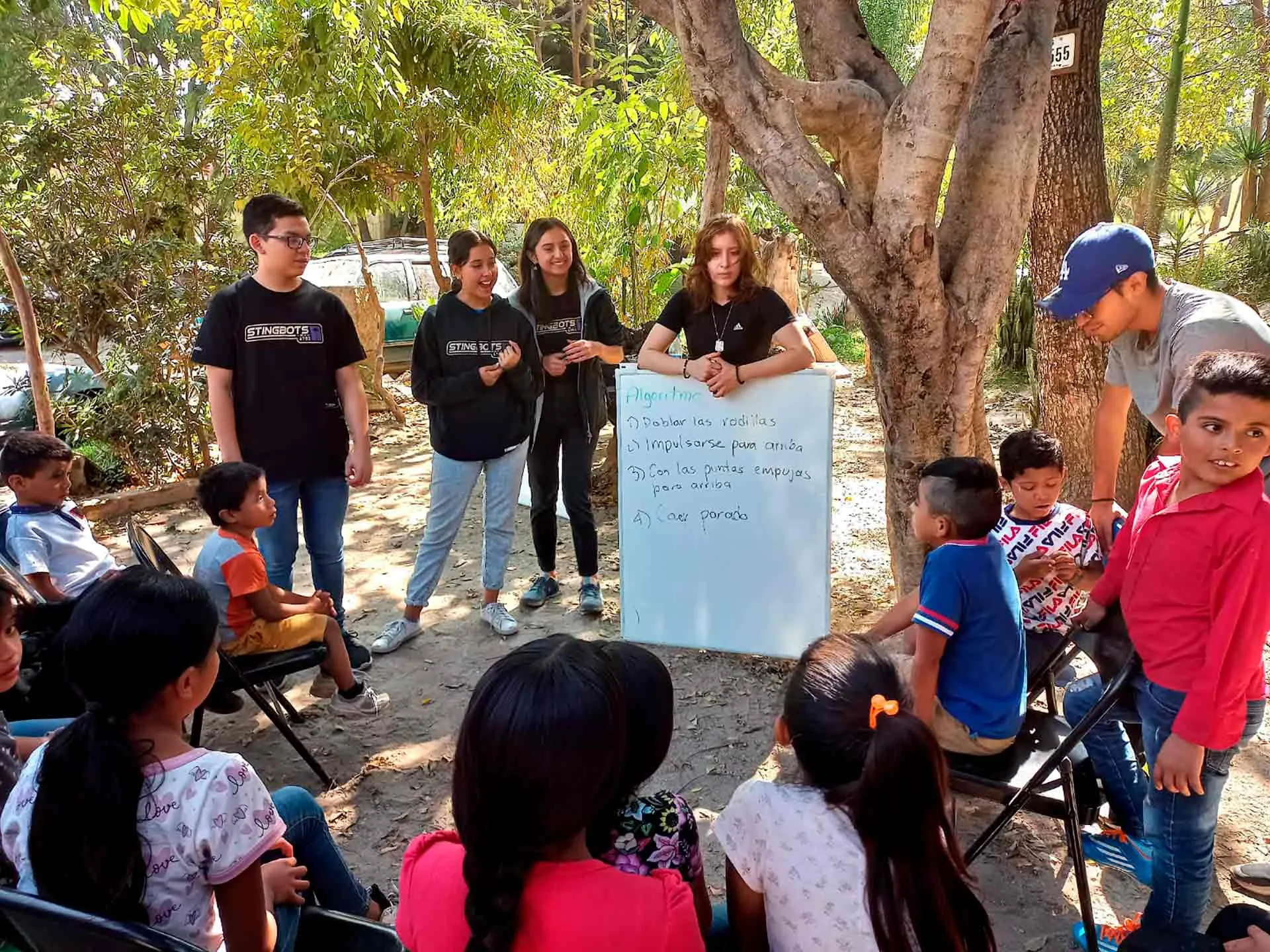 StingBots, grupo estudiantil de robótica de PrepaTec Santa Anita, realizó actividades de labor social.