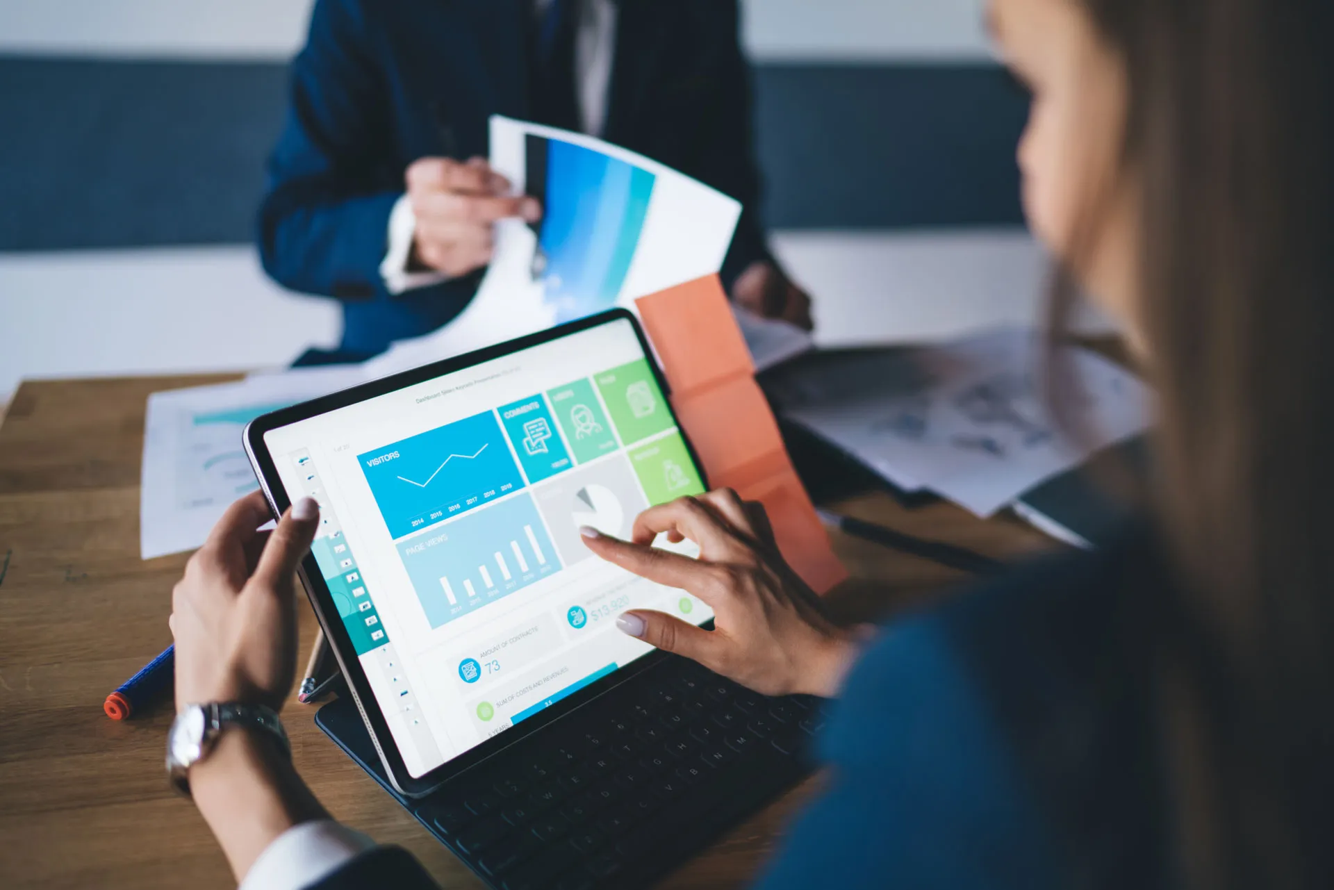 Mujer usa tablet que muestra plataforma de análisis como el proyecto de las alumnas.