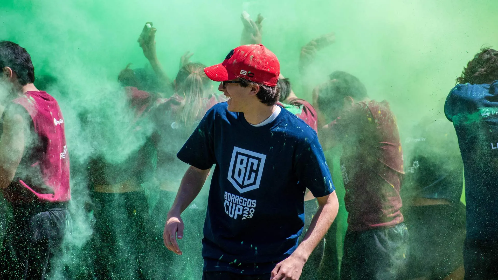 Joven entre polvos holi