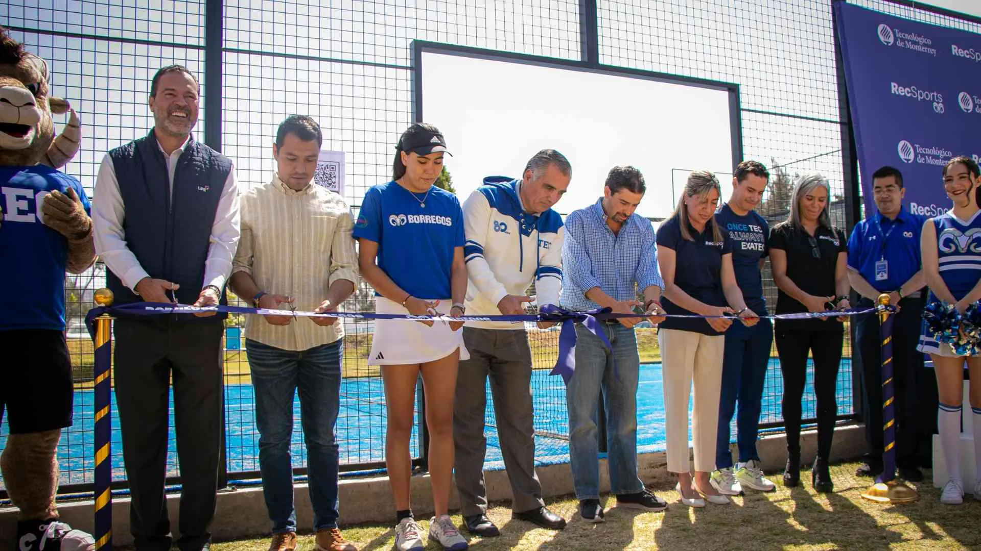 Corte de listón de la cancha de pádel por parte de nuestros directivos