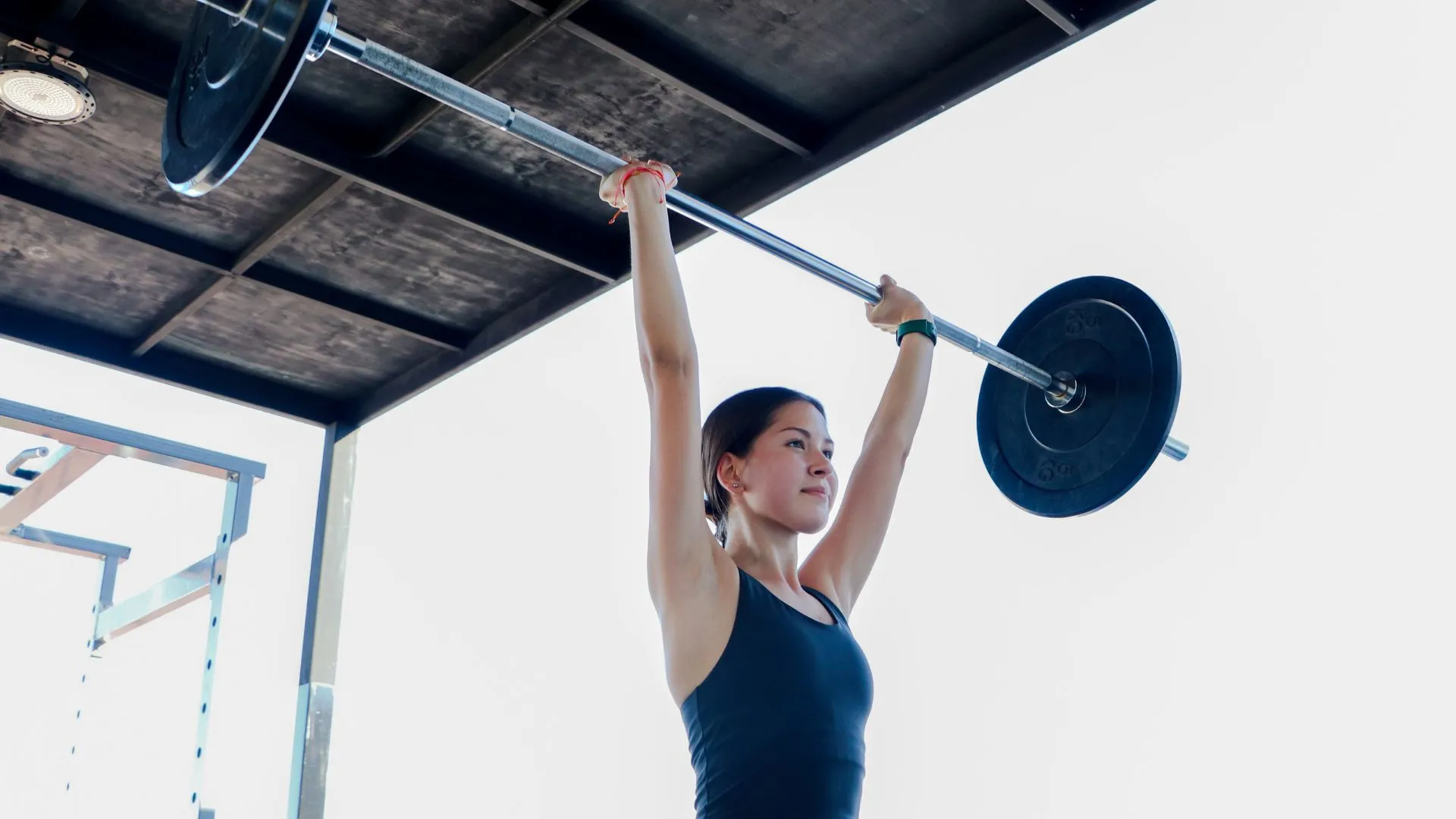 Alumna levantando pesas en el area de crossfit en Tec campus Sonora Norte
