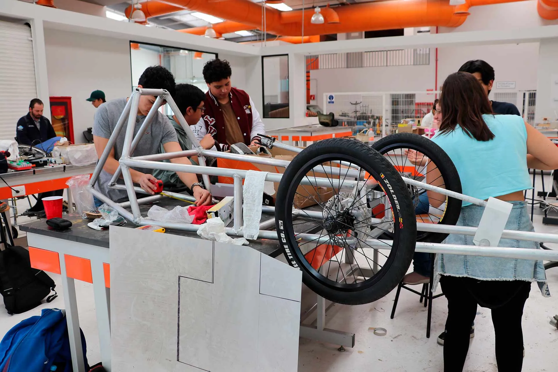 Elyos, grupo estudiantil del Tec Guadalajara que construye autos eléctricos. Competirán en el Shell Eco Marathon en Indianápolis.
