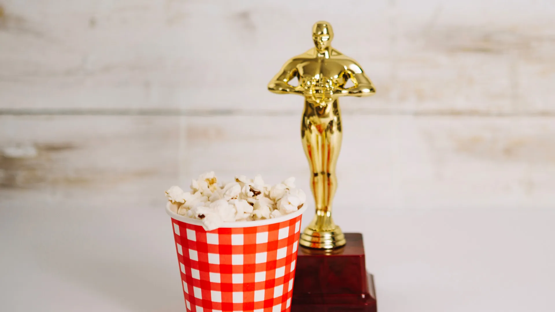 Estatuilla de los premios Óscar 2023 sobre una mesa