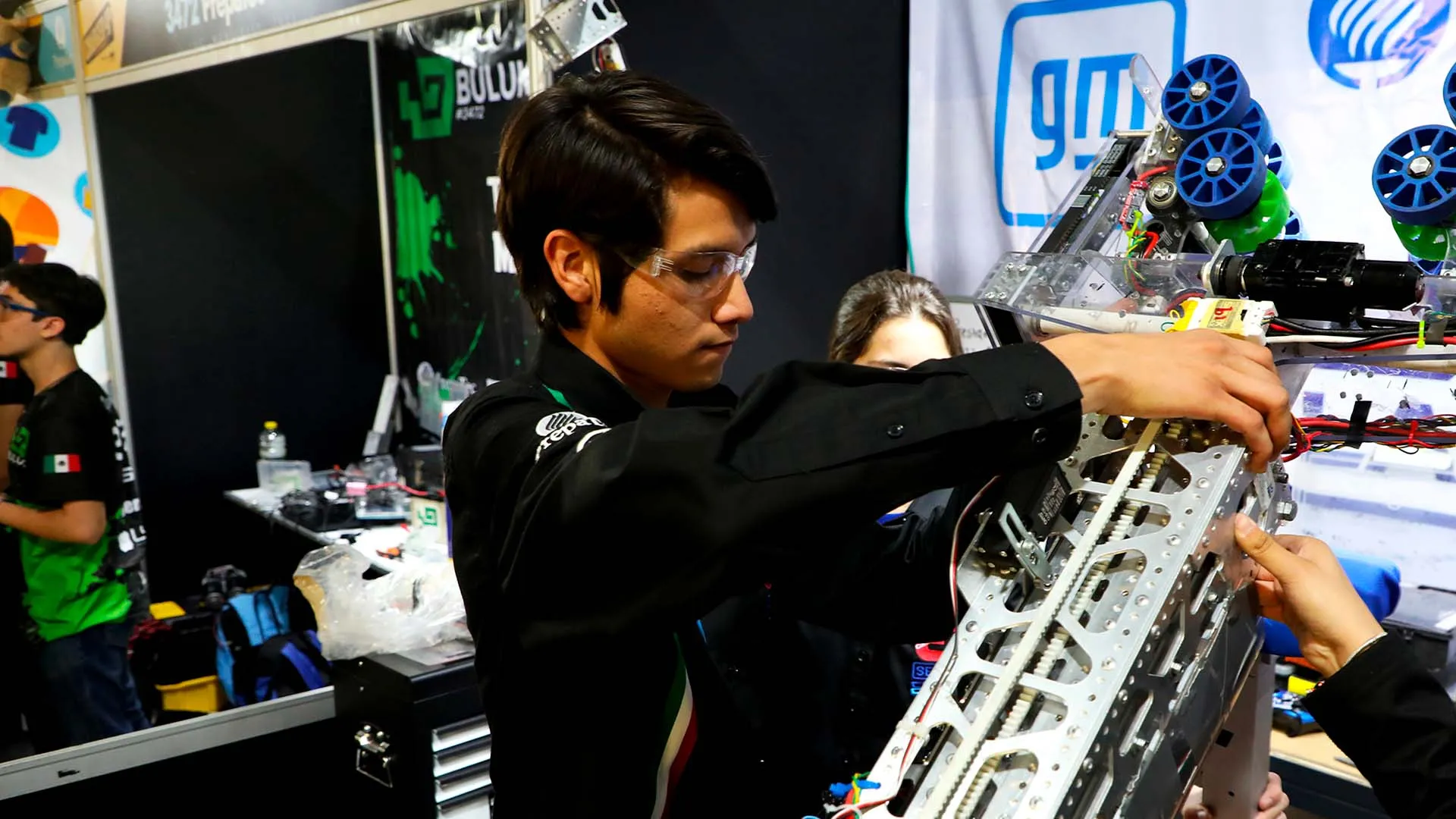 Cristopher Hernández revisa el brazo de su robot en el Regional Monterrey de FIRST Robotics Competition.