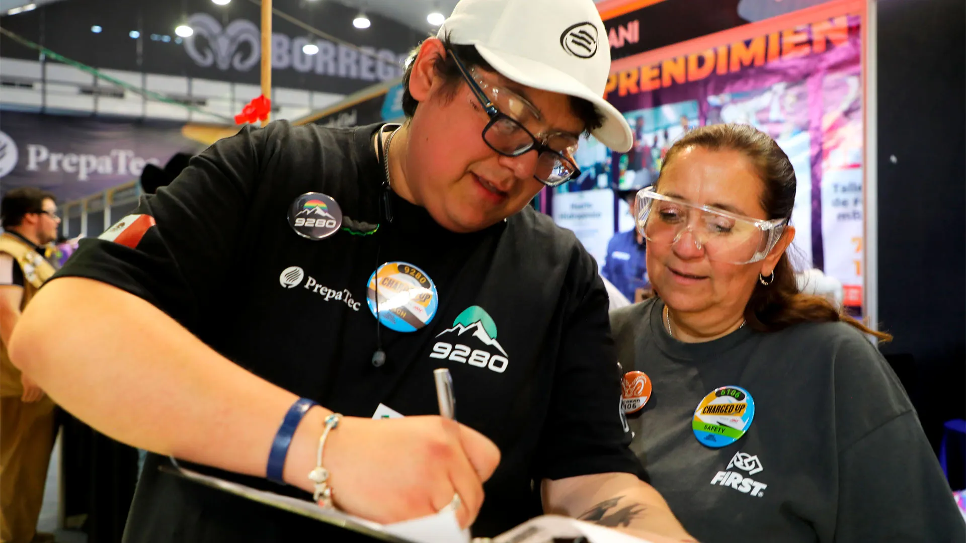 Madre e hijo comparten pasión por la robótica y son head coaches de equipos en PrepaTec