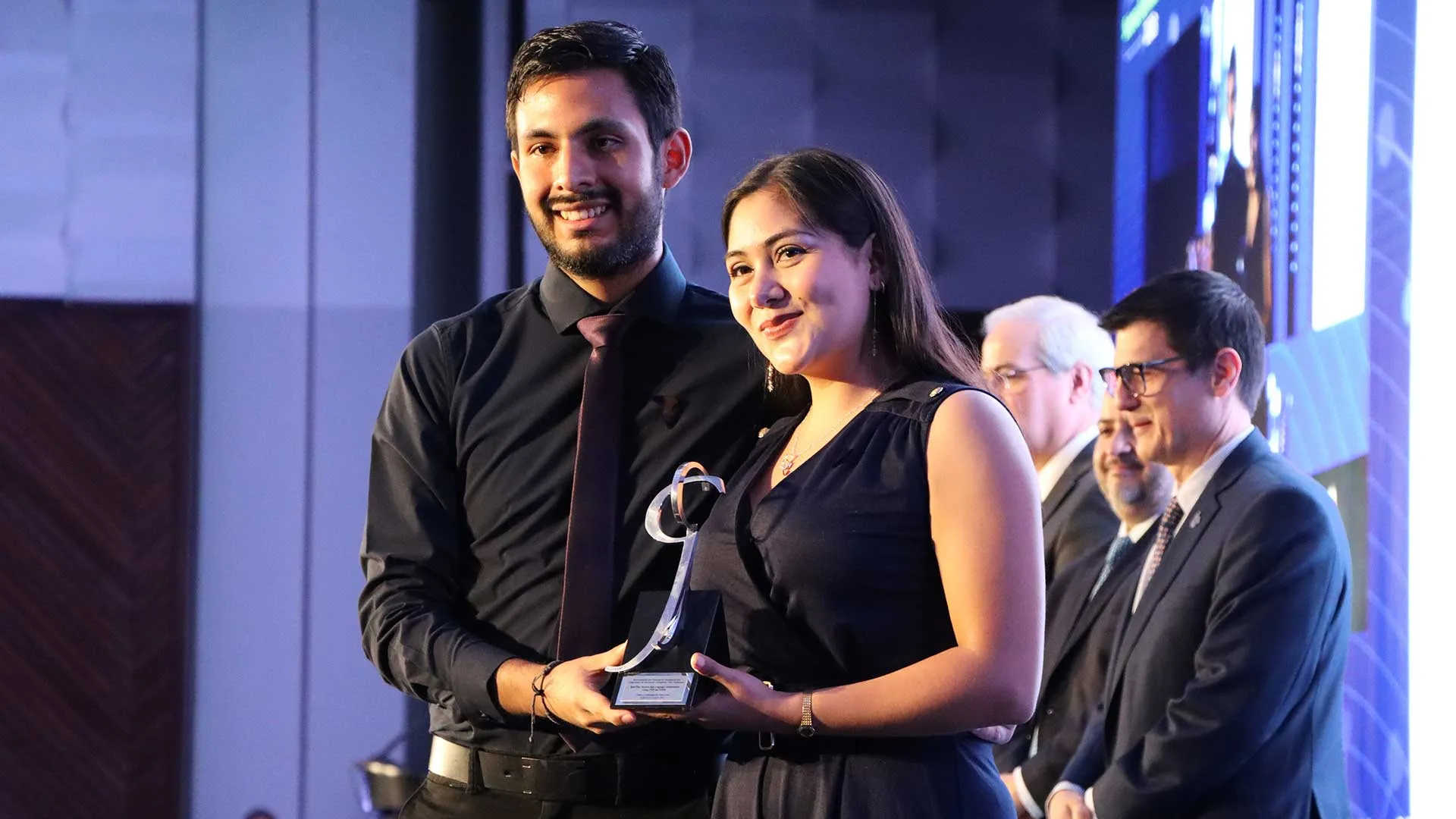 Arely Anguiano y Jairo Ramírez alumnos ganadores del Premio Rómulo Garza 2022