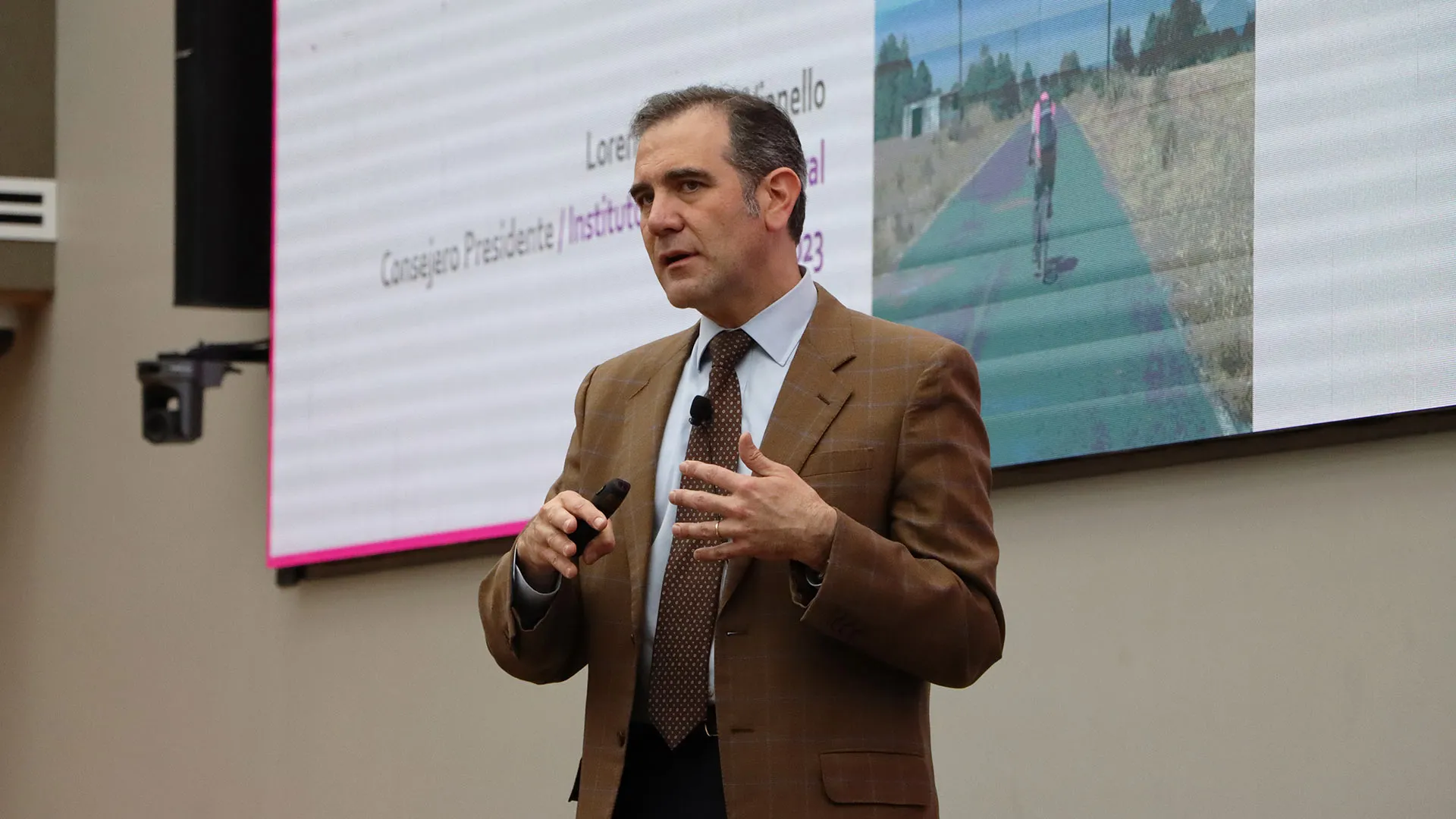 Expone Lorenzo Córdova papel del INE en la democracia en México