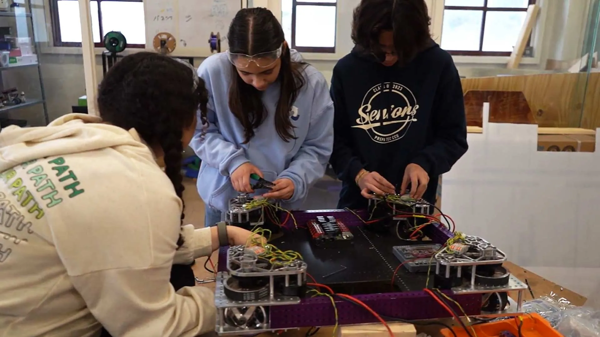Integrantes del equipo de Overture trabajando en su robot.