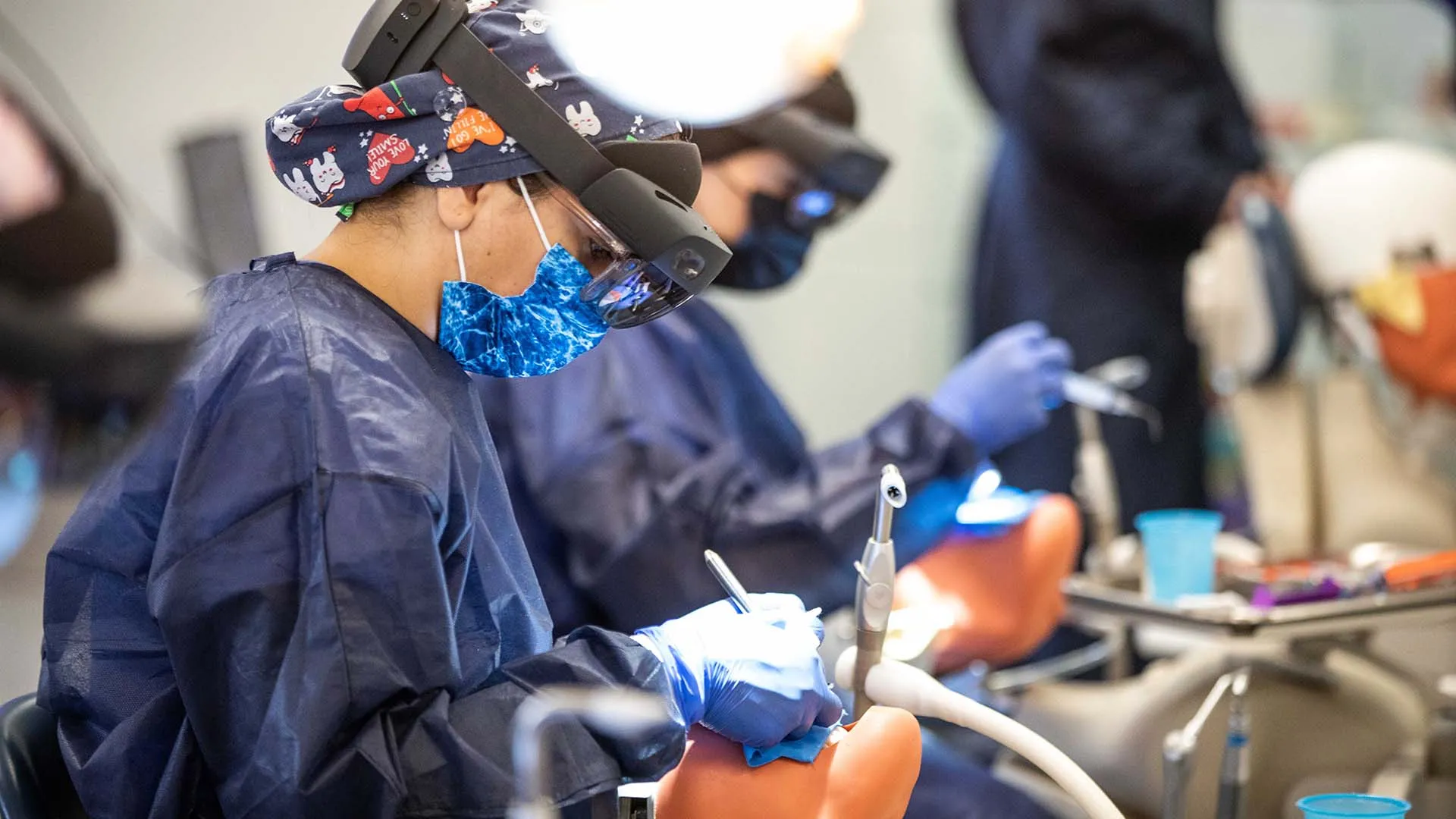 Alumnos Tec e sumergen en la realidad mixta para aprender endodoncia