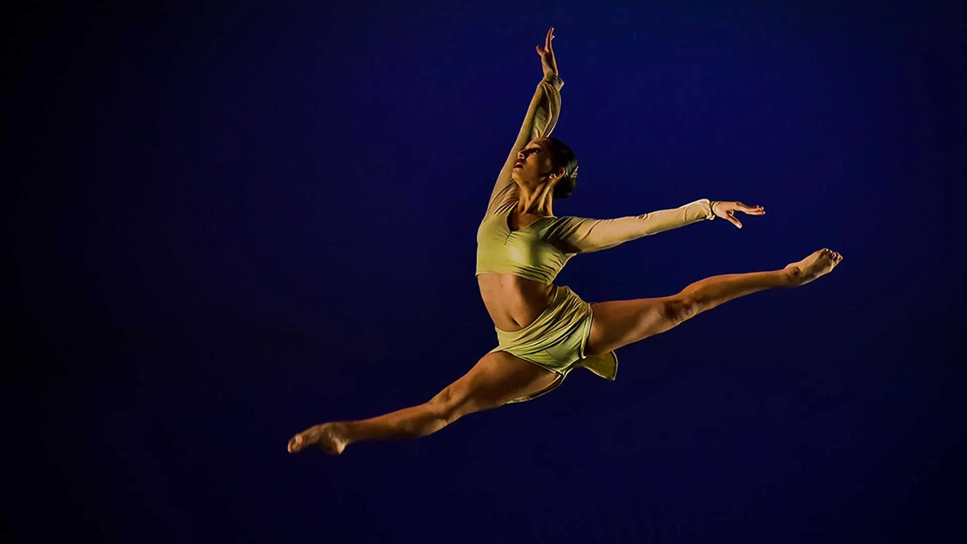 Alumna de Dance Team bailando en el showcase