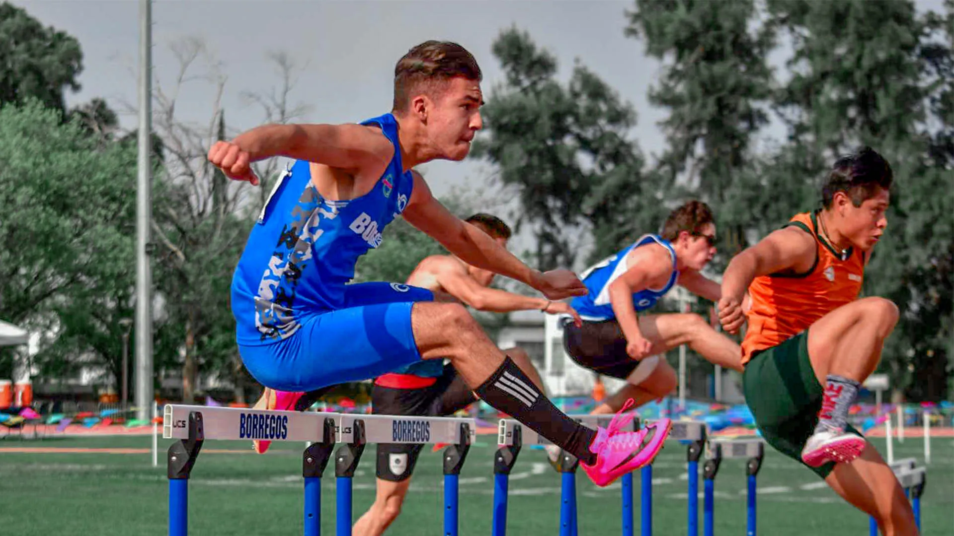Foto del equipo de atletismo de los Borregos de Chihuahua en acción durante la competencia nacional