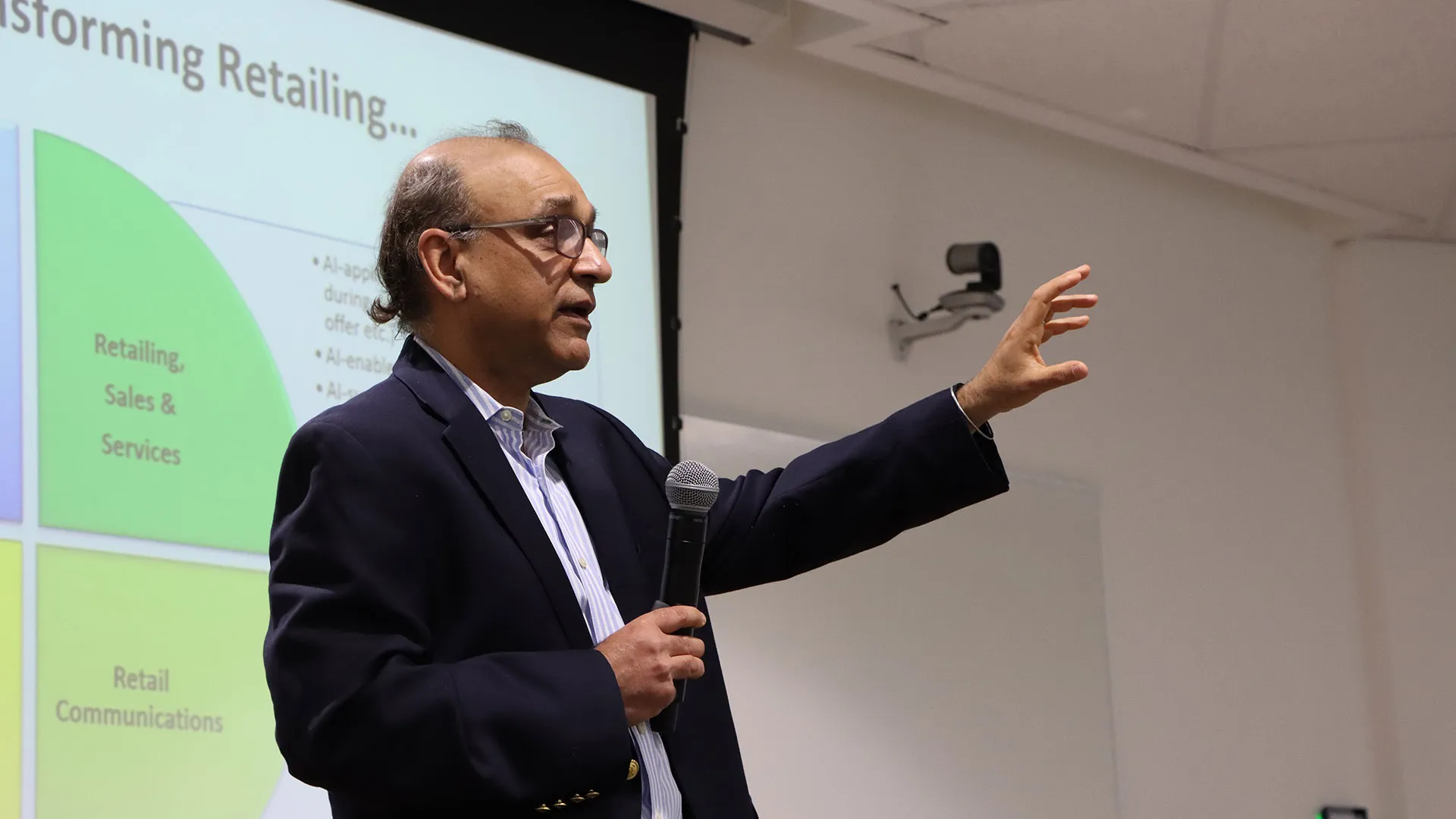 Comparte profesor visitante tendencias en retail