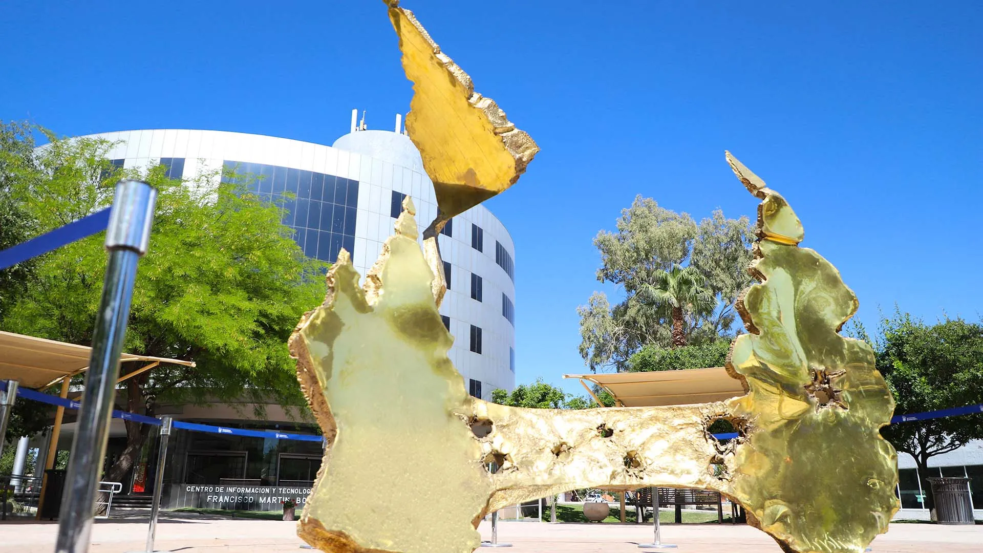 Escultura de Rogelio Madero en Plaza Estudiantil de campus Laguna