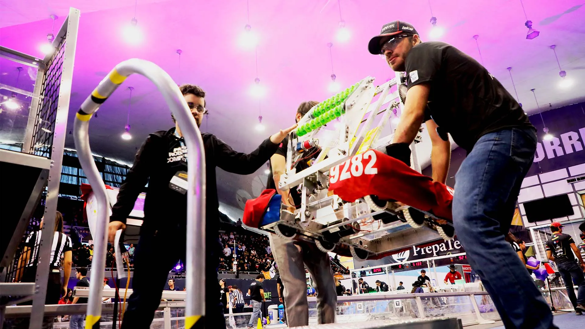 Equipo coloco su robot en la competencia de first robotics competition 