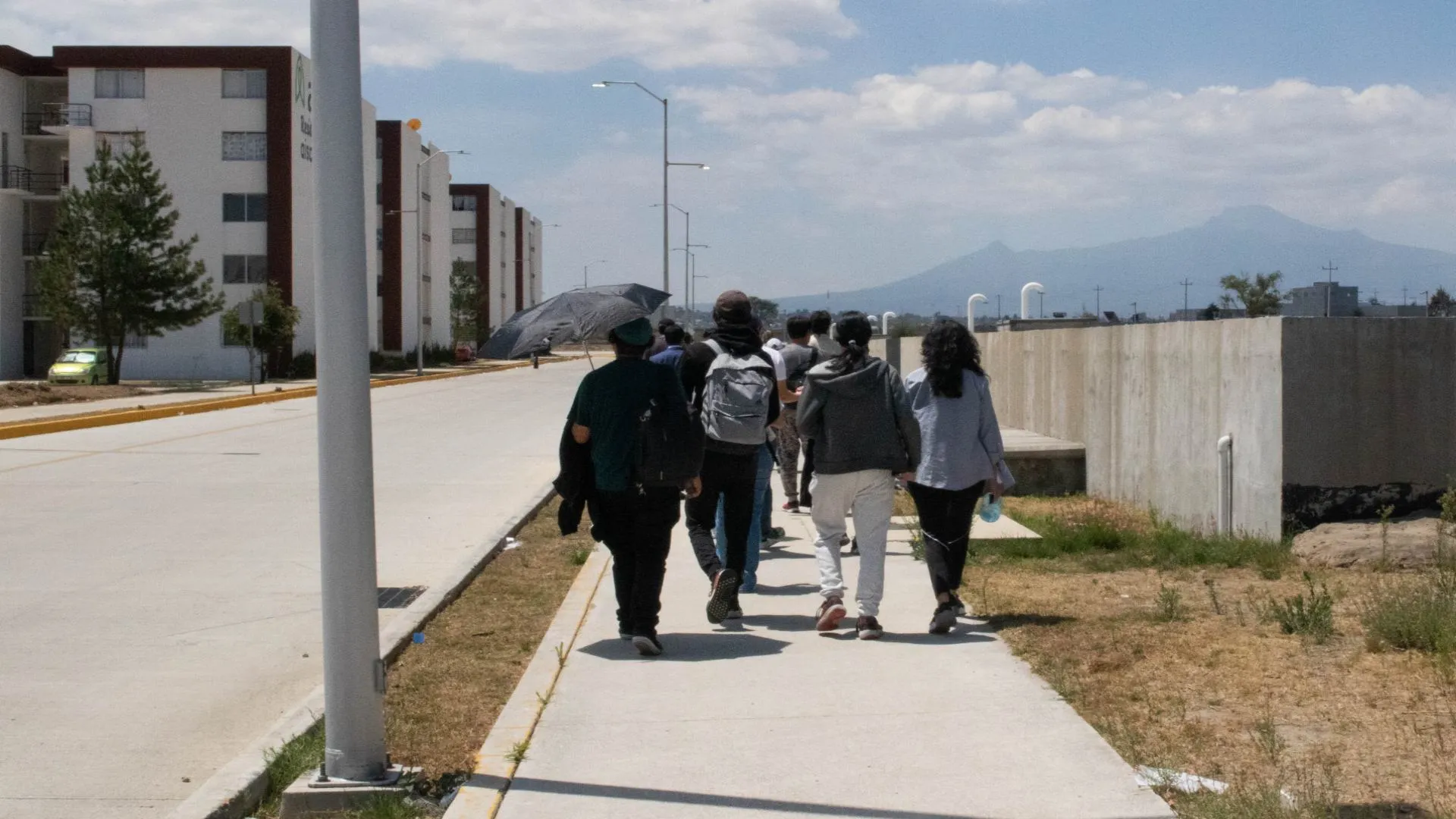 Estudiantes involucrados en el proyecto caminaron por Ciudad Modelo para trabajar en sus proyectos.