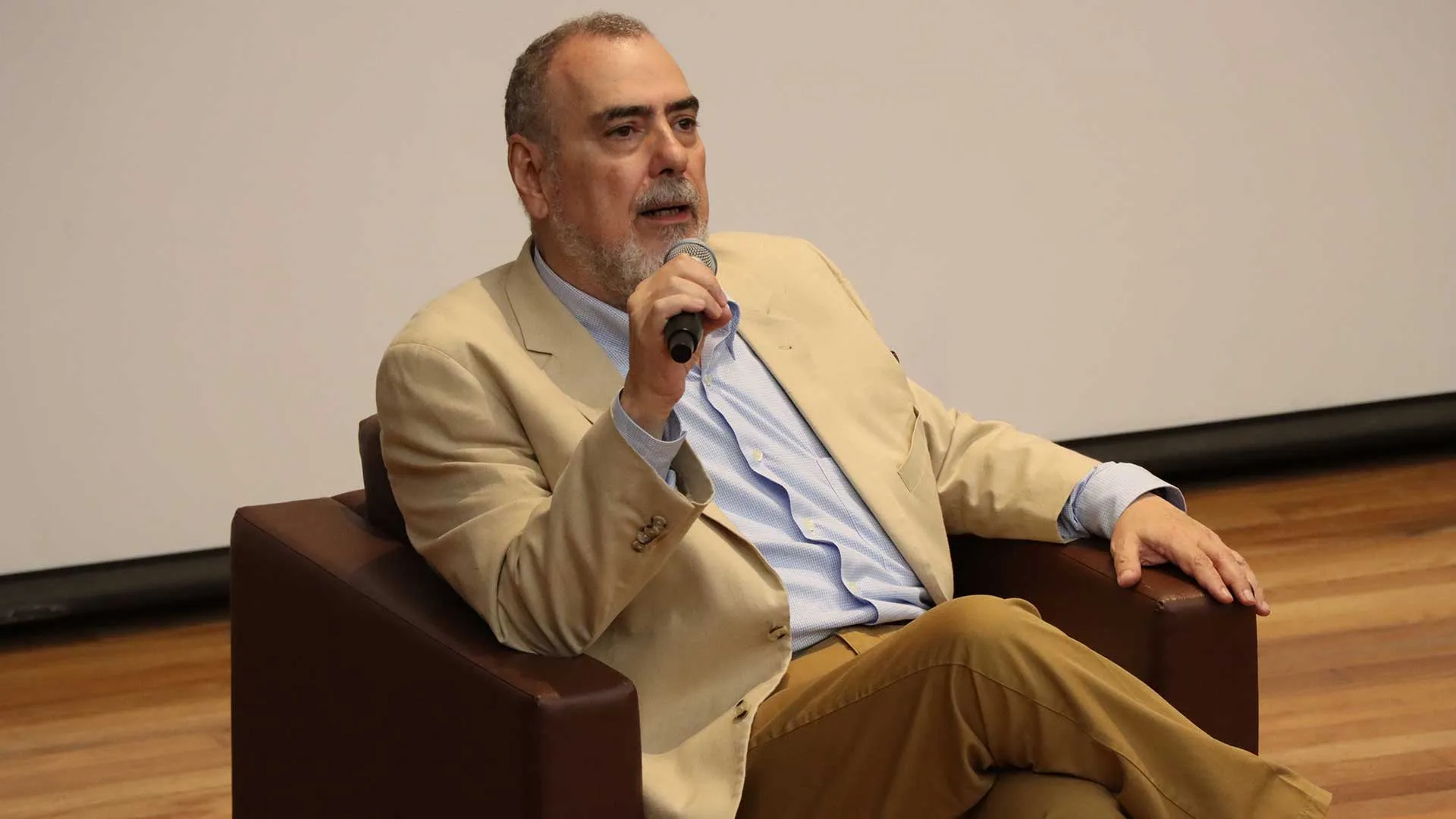 El caricaturista Paco Calderón ofreció una conferencia a alumnos del campus Monterrey.