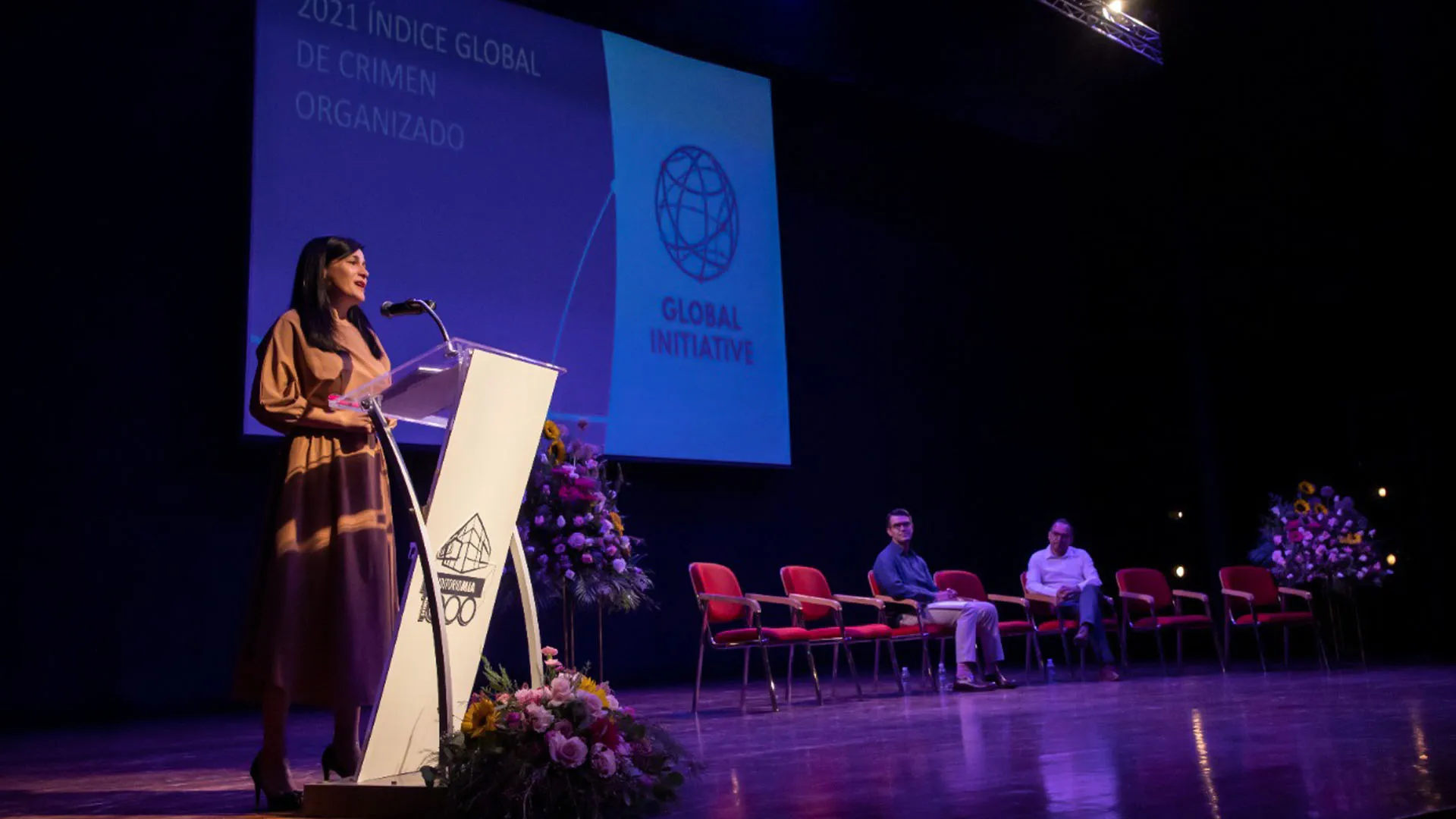 Siria presentando una conferencia sobre crimen organizado a periodistas 