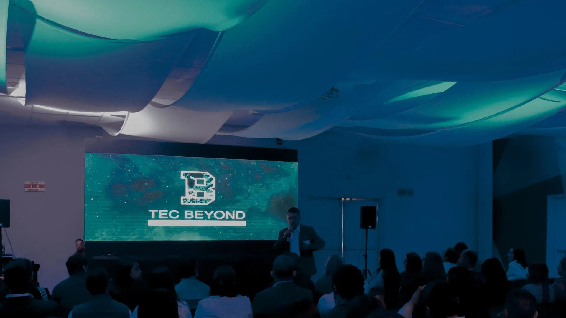 Imagen de empresarios reunidos en una sala de juntas